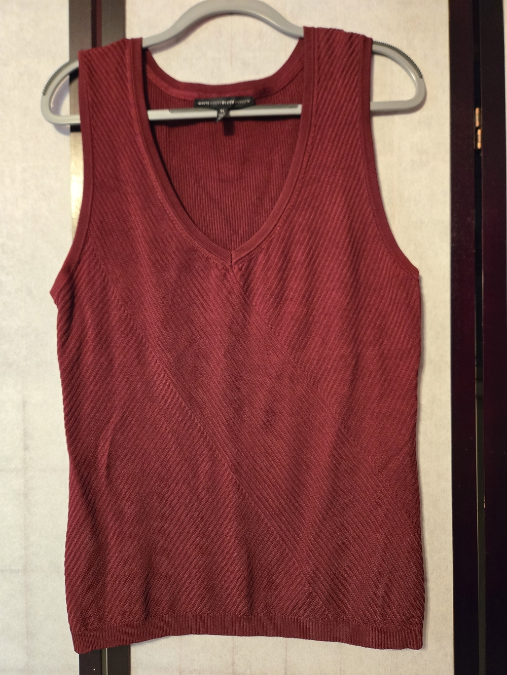 White House Black Market Women's Ribbed V-Neck Tank - Burgundy